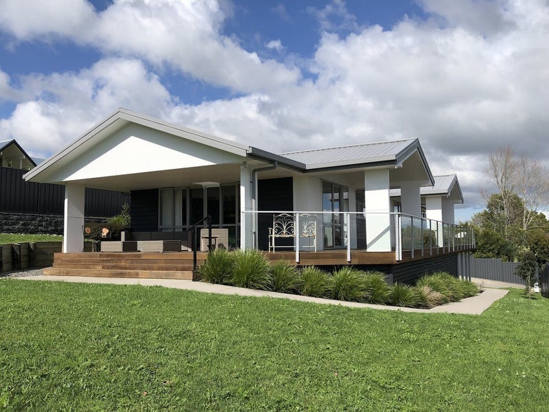 32 Roxborough Place, East Tamaki Heights, Auckland - Carousel 1