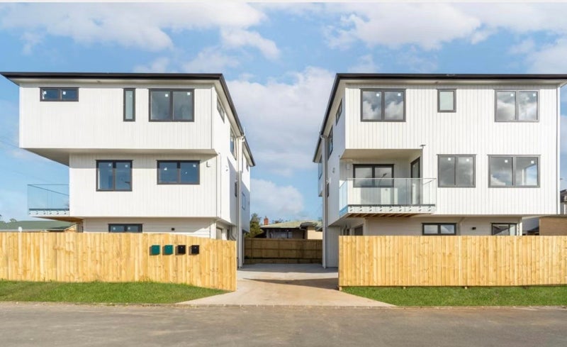 2A Clinker Place, New Lynn, Auckland - Carousel 1