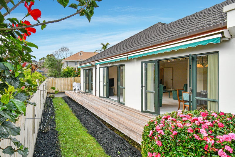 2/5 Ribbonwood Crescent, Goodwood Heights, Auckland - Carousel 1