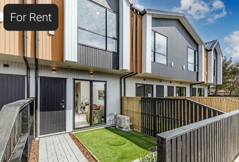 5/4 Glenhaven Place, Te Atatu Peninsula, Auckland - Carousel 1