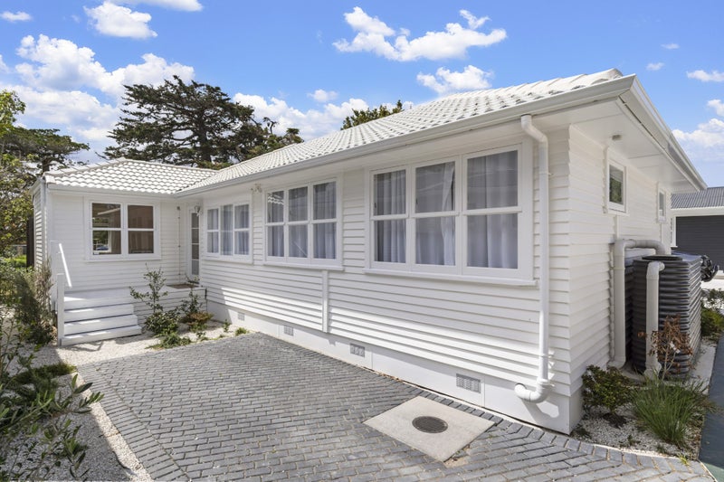 24D Clinton Avenue, Te Atatu Peninsula, Auckland - Carousel 1
