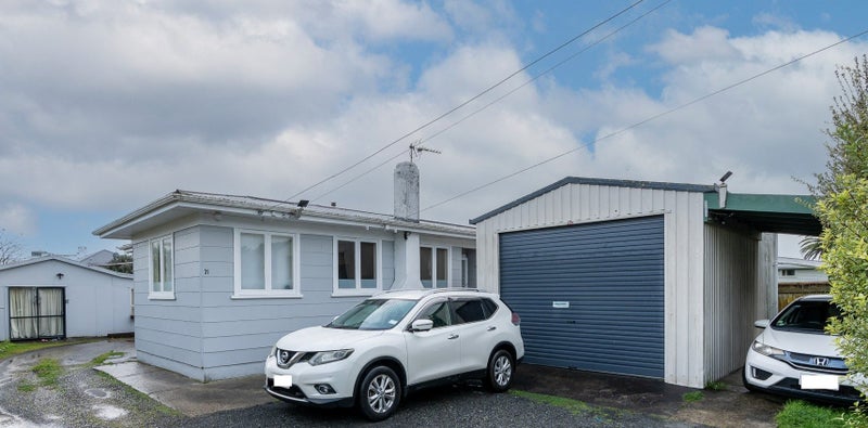 31 Normandy Avenue, Melville, Hamilton - Carousel 1