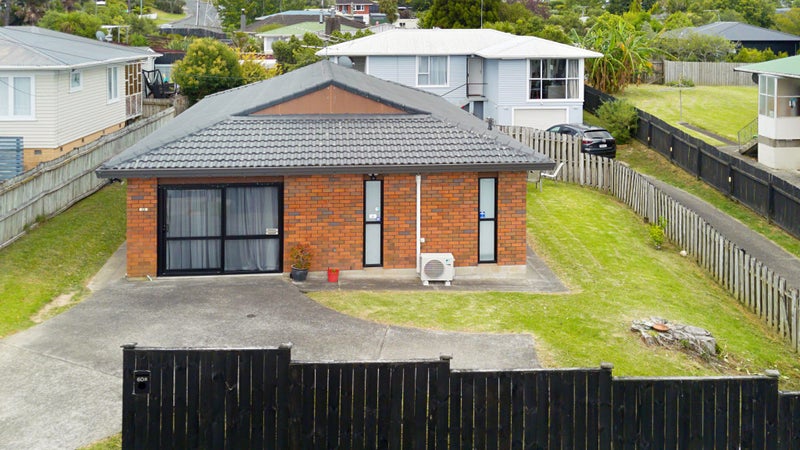 60A Tiroroa Avenue, Te Atatu South, Auckland - Carousel 1