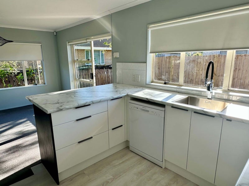 2/327 Botany Road, Golflands, Auckland - Carousel 1