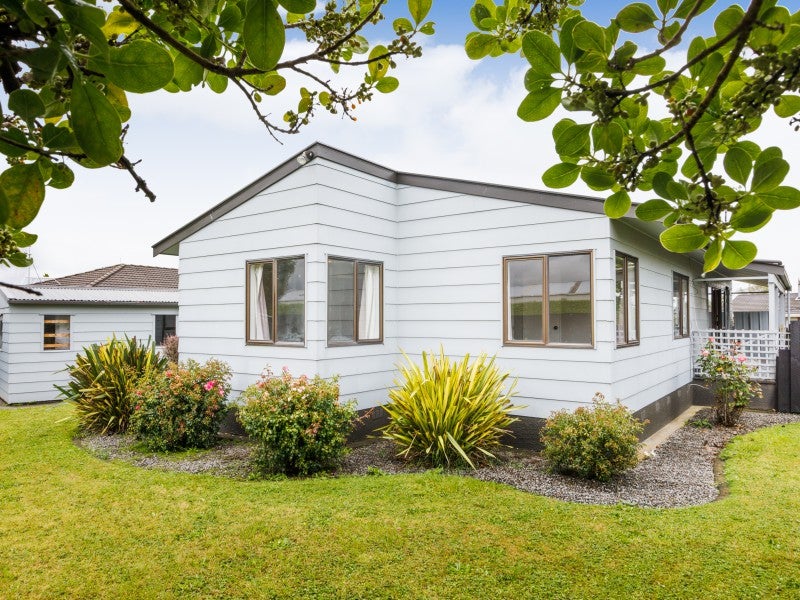 15 Willowstream Grove, Cloverlea, Palmerston North - Carousel 1