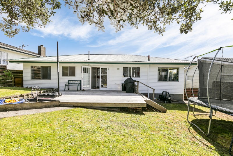 8 Carluke Street, Paparangi, Wellington - Carousel 1