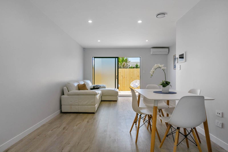11 Shahkot Way, Papatoetoe, Auckland - Carousel 2