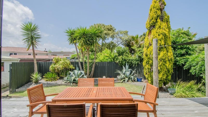 8 Dolan Place, New Lynn, Auckland - Carousel 2