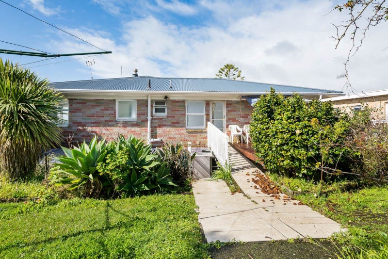 15 Martin Crescent, Northcote, Auckland - Carousel 2