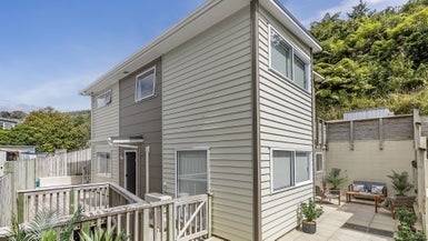 16B Lincoln Avenue, Tawa, Wellington - Carousel 1