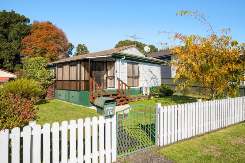 17 Hibiscus Avenue, Hamilton Lake, Hamilton - Carousel 1