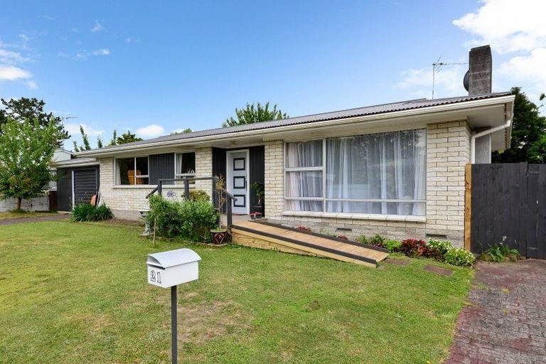 21 Brookbank Place, Glenview, Hamilton - Carousel 1