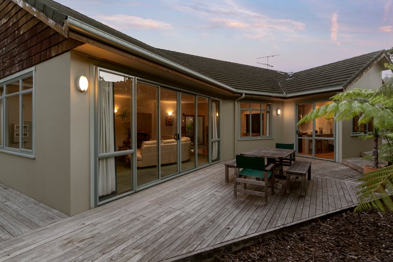 51 Staincross Street, Green Bay, Auckland - Carousel 2