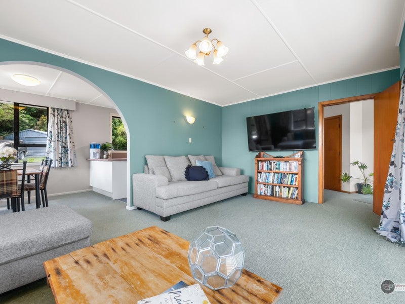 12 Holmes Grove, Naenae, Lower Hutt - Carousel 2