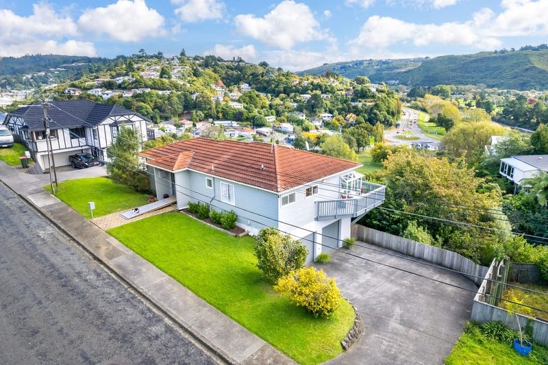 26 Castle Crescent, Stokes Valley, Lower Hutt - Carousel 1