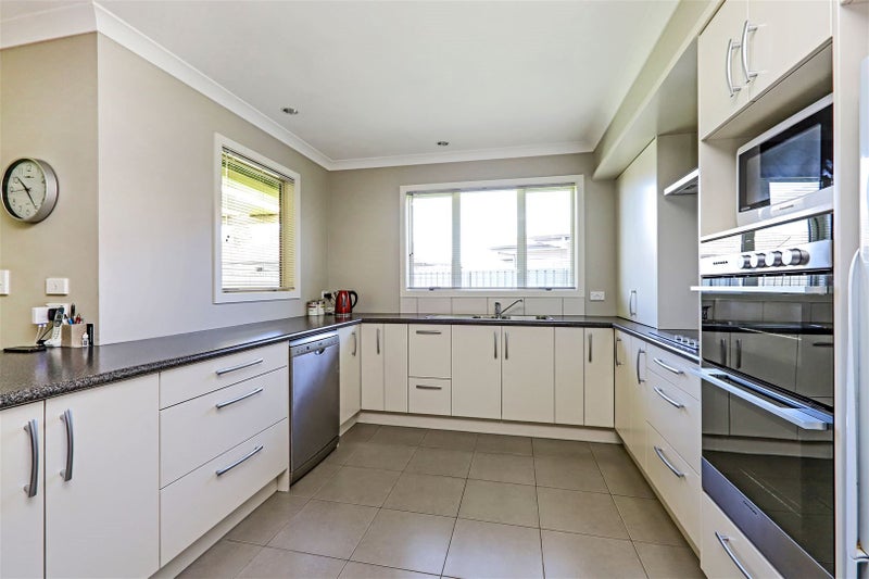 18 Lowry Place, Frimley, Hastings - Carousel 2