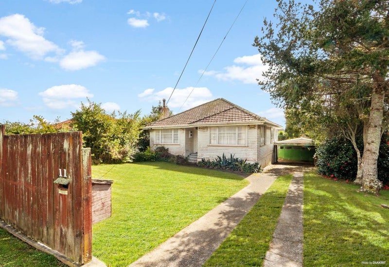 11 Cliff View Drive, Green Bay, Auckland - Carousel 1