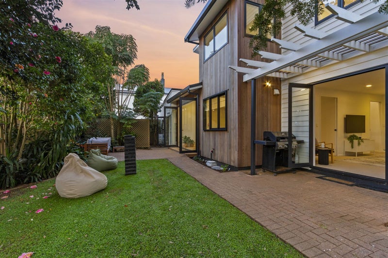 2/7 Braemar Road, Castor Bay, Auckland - Carousel 1