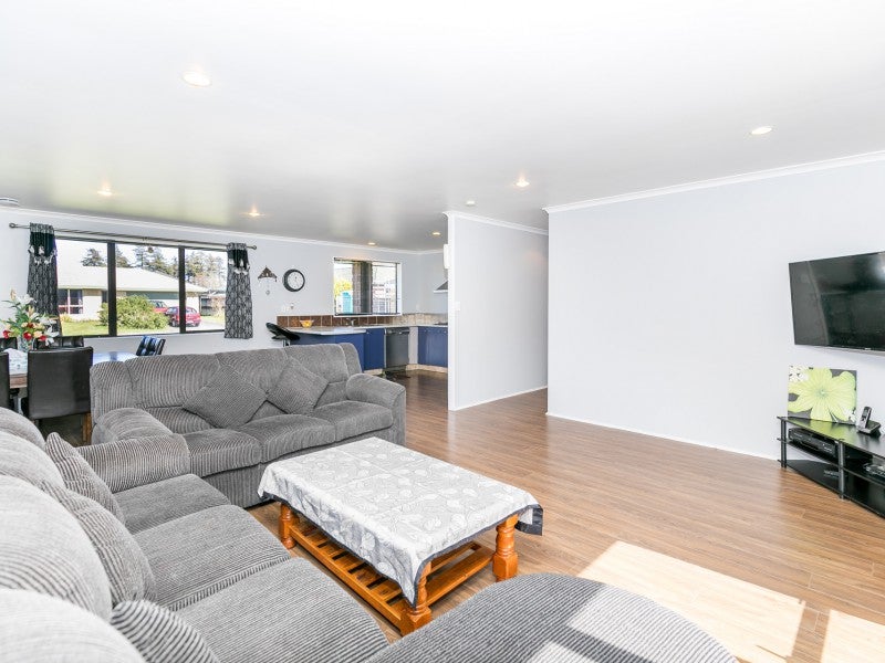 15 Chancery Close, Hamilton East, Hamilton - Carousel 2