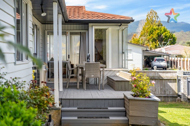 5 Harvard Grove, Totara Park, Upper Hutt - Carousel 1