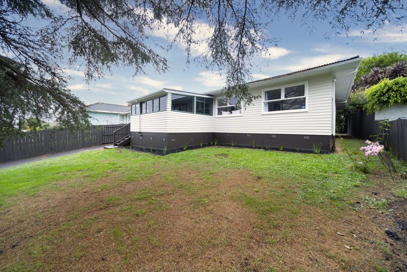 21 Plumley Crescent, Mangere, Auckland - Carousel 1