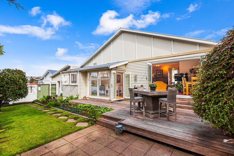 10 Cassino Street, Bayswater, Auckland - Carousel 1