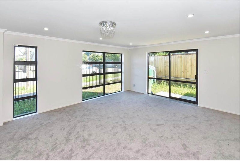 3/7 WAIARI RD, CONIFER GROVE, Auckland - Carousel 1
