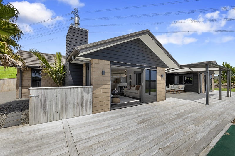 3C Honeyfield Drive, Whalers Gate, New Plymouth - Carousel 1