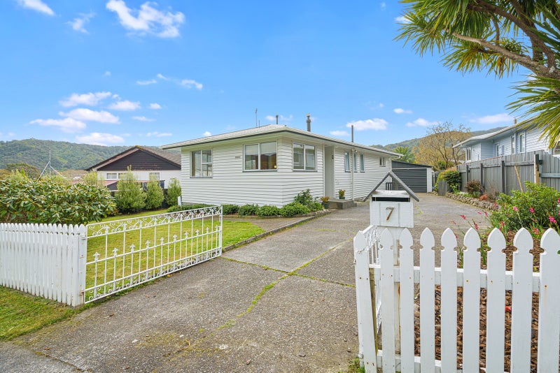 7 Mimihau Grove, Wainuiomata, Lower Hutt - Carousel 1