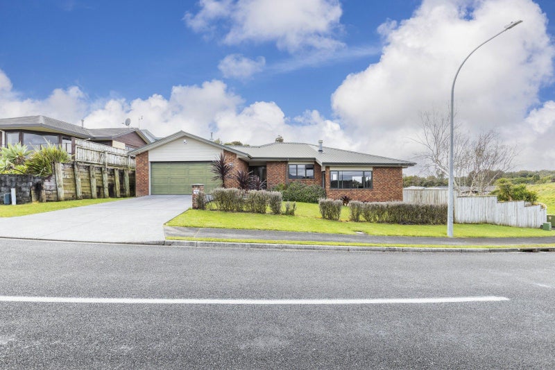 5 Rotokare Crescent, Whalers Gate, New Plymouth - Carousel 1