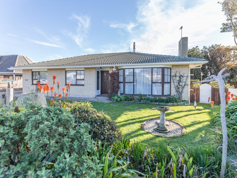 7 Rangitane Grove, Waitarere Beach, Levin - Carousel 1