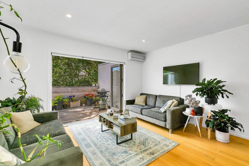 1/5 Larchwood Avenue, Westmere, Auckland - Carousel 1