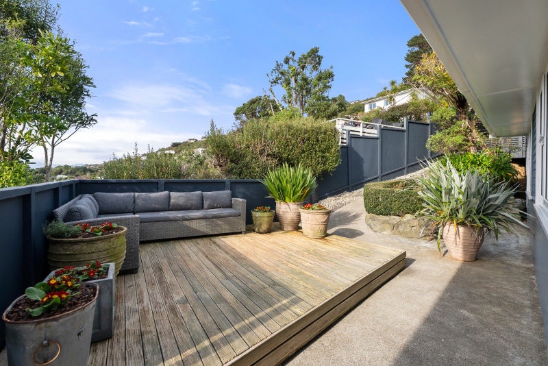 16 Doris Gordon Crescent, Crofton Downs, Wellington - Carousel 2