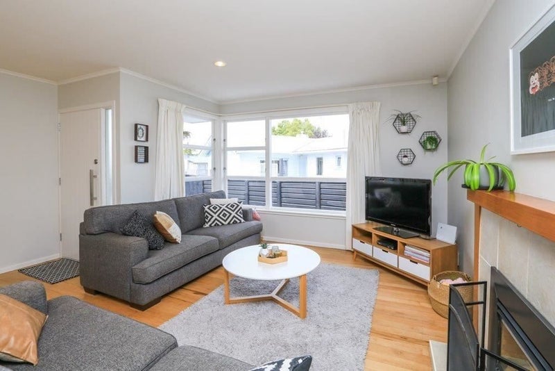 12 Manapouri Place, Glenview, Hamilton - Carousel 2