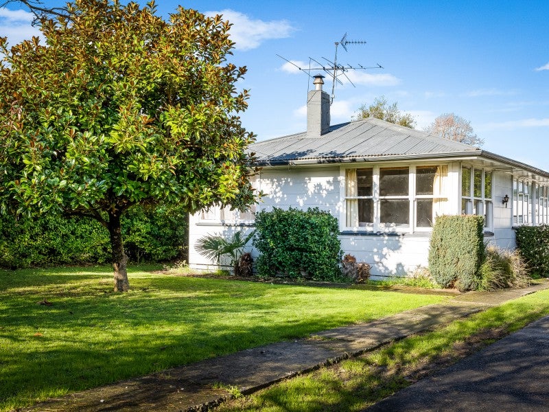 12 Hector Grove, Trentham, Upper Hutt - Carousel 1