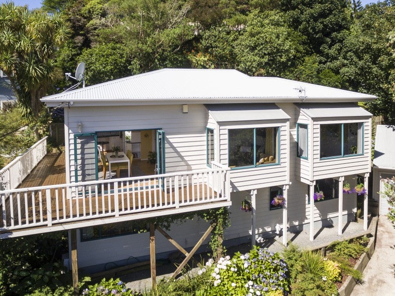 62 Delhi Crescent, Khandallah, Wellington - Carousel 1