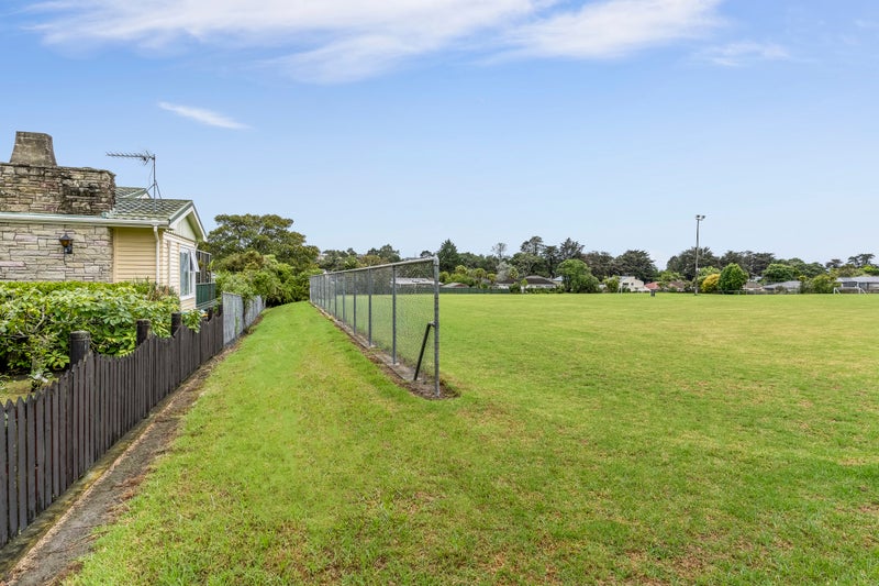 25 Cliff View Drive, Green Bay, Auckland - Carousel 21