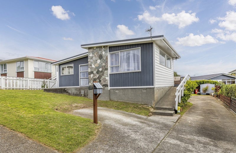 15 Brora Crescent, Papakowhai, Porirua - Carousel 1