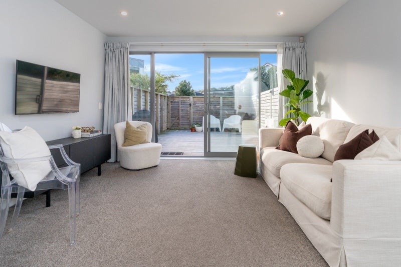 13/2 Stone St, Miramar, Wellington - Carousel 1