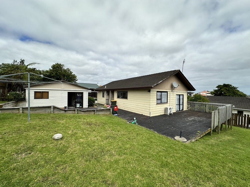 12 Melia Grove, Goodwood Heights, Auckland - Carousel 1
