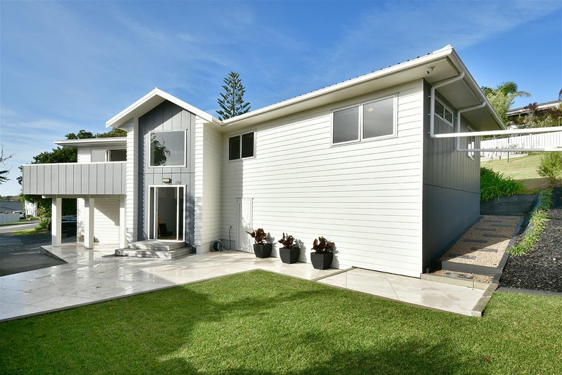 18 Ladies Mile, Manly, Whangaparaoa - Carousel 1