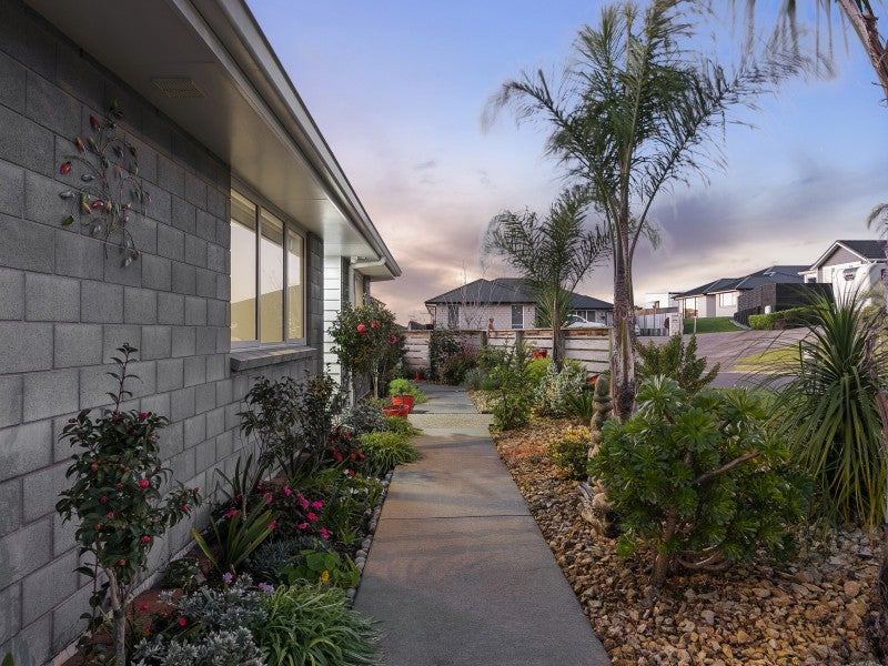 16 Benmore Crescent, Pyes Pa, Tauranga - Carousel 2