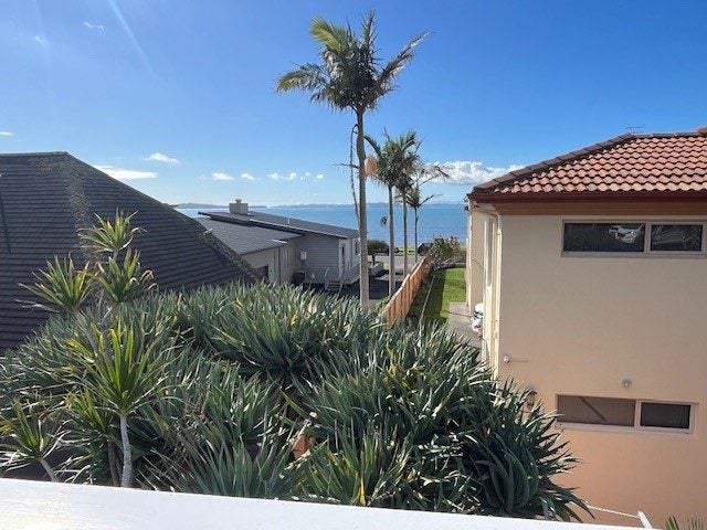 49B The Esplanade, Eastern Beach, Auckland - Carousel 1