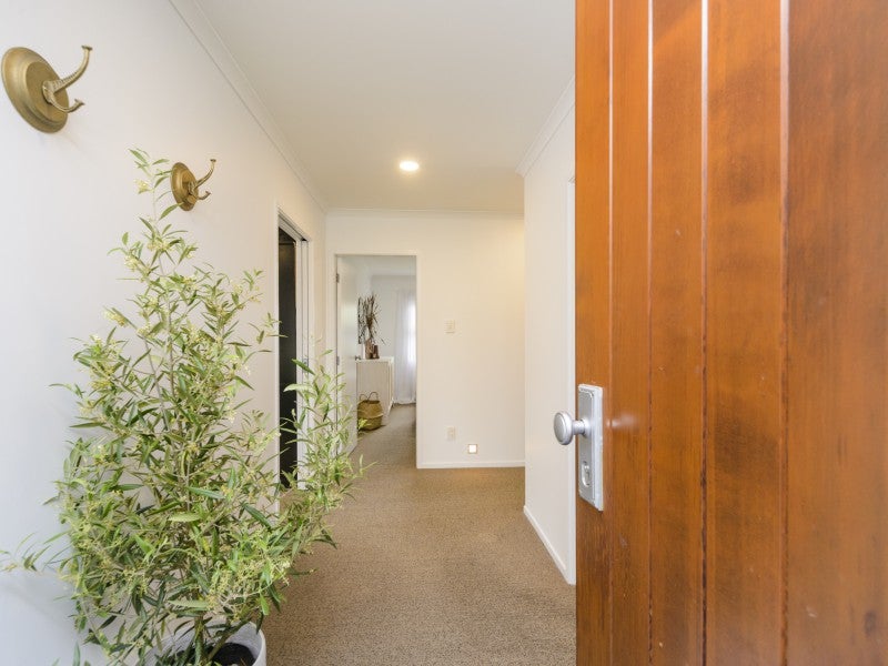 2 Sorrento Place, Kelvin Grove, Palmerston North - Carousel 2