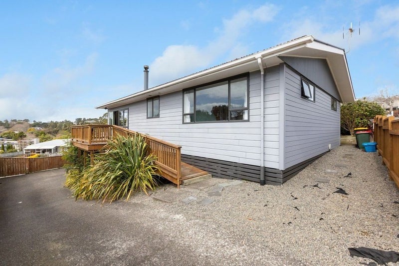 16 La Salle Drive, Westown, New Plymouth - Carousel 2