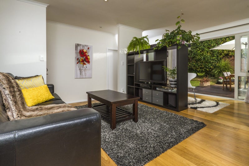 2/25 Heathcote Road, Castor Bay, Auckland - Carousel 2