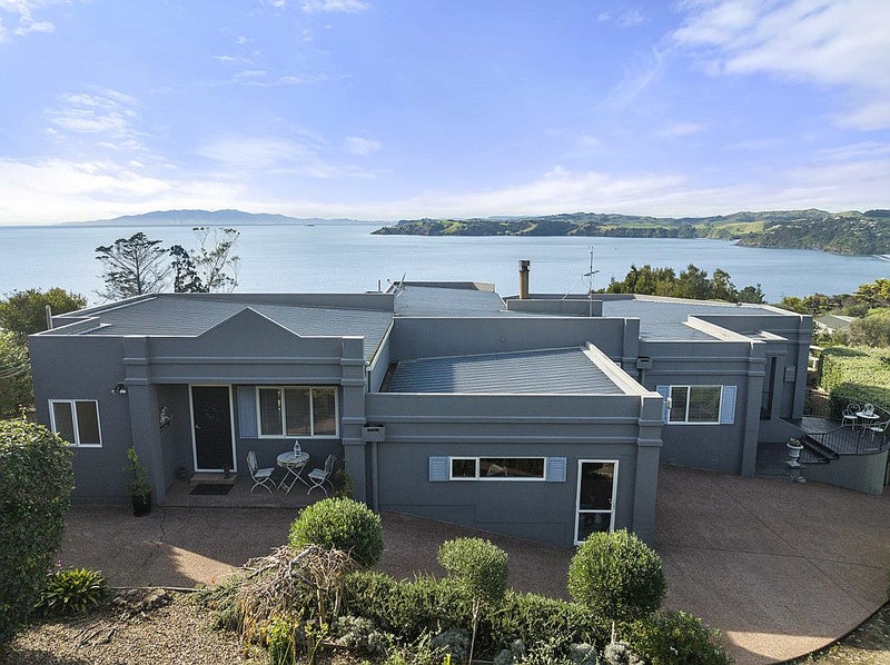 322 Sea View Road, Ostend, Waiheke Island - Carousel 1