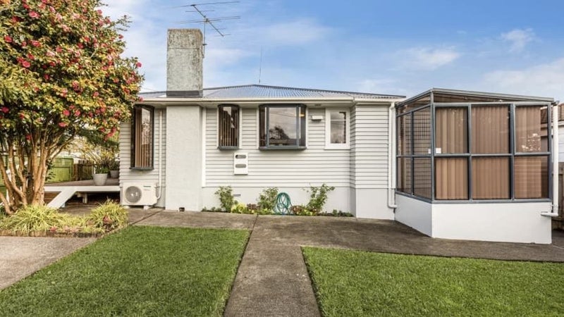 2 Beazley Place, Glendene, Auckland - Carousel 1