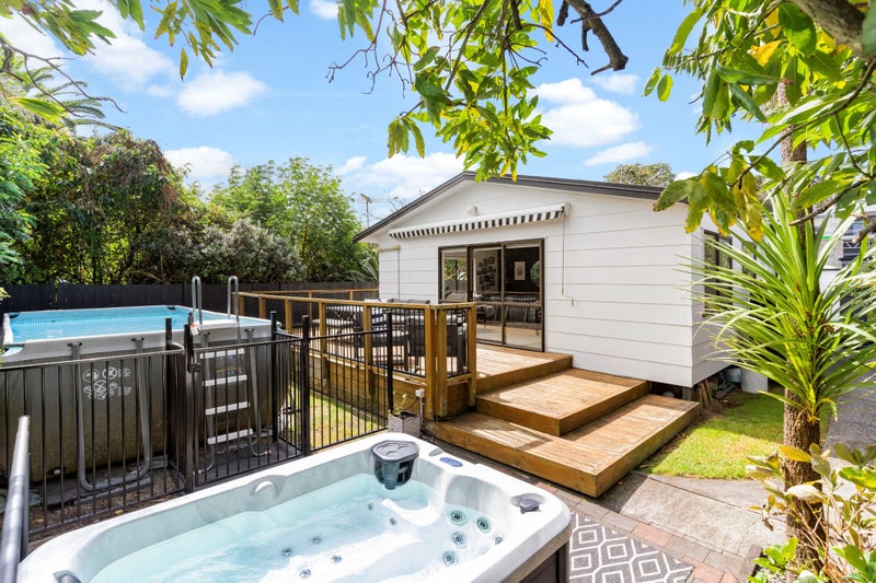 1/10 Clinton Avenue, Te Atatū Peninsula, Auckland - Carousel 1