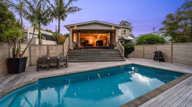 13 Sandown Road, Rothesay Bay, Auckland - Carousel 1